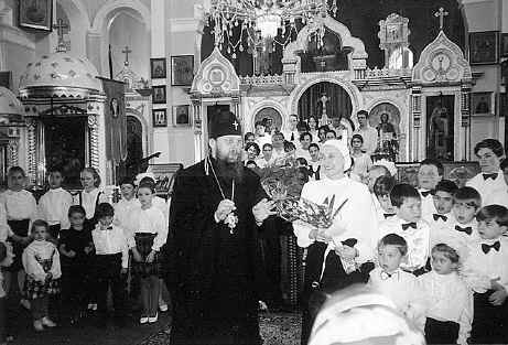 Архиепископ Алма-Атинский и Семипалатинский Алексий с детьми церковно-приходской школы
