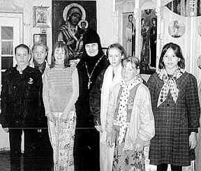 Дети с настоятельницей Кыятовского Крестовоздвиженского монастыря игуменией Стефанидой. Школа открылась совсем недавно, девочки – без платков, но будут исправляться... На заднем плане – мироточивая икона Божией Матери "Скоропослушница"