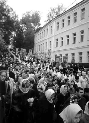 Крестный ход приближается к Афонскому подворью