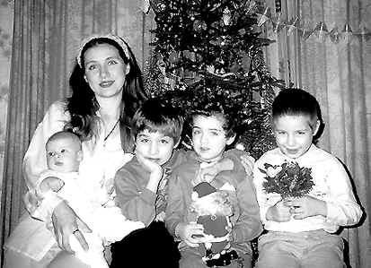 Лена Болашова со своими детьми: "Здесь радуюсь и пою, когда на сердце праздник..."