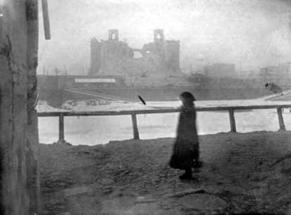 Этот снимок был сделан 5 декабря 1931 г., в день начала разрушения храма Христа Спасителя, Павлом Васильевичем Мироновым, проживавшим на противоположном берегу Москвы-реки. Фотография бережно сохранялась долгие годы в архиве семьи Мироновых. Публикуется впервые