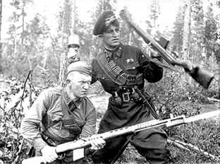 Георгий Иванович (справа) перед началом атаки. Лодейное Поле. 1942 г.
